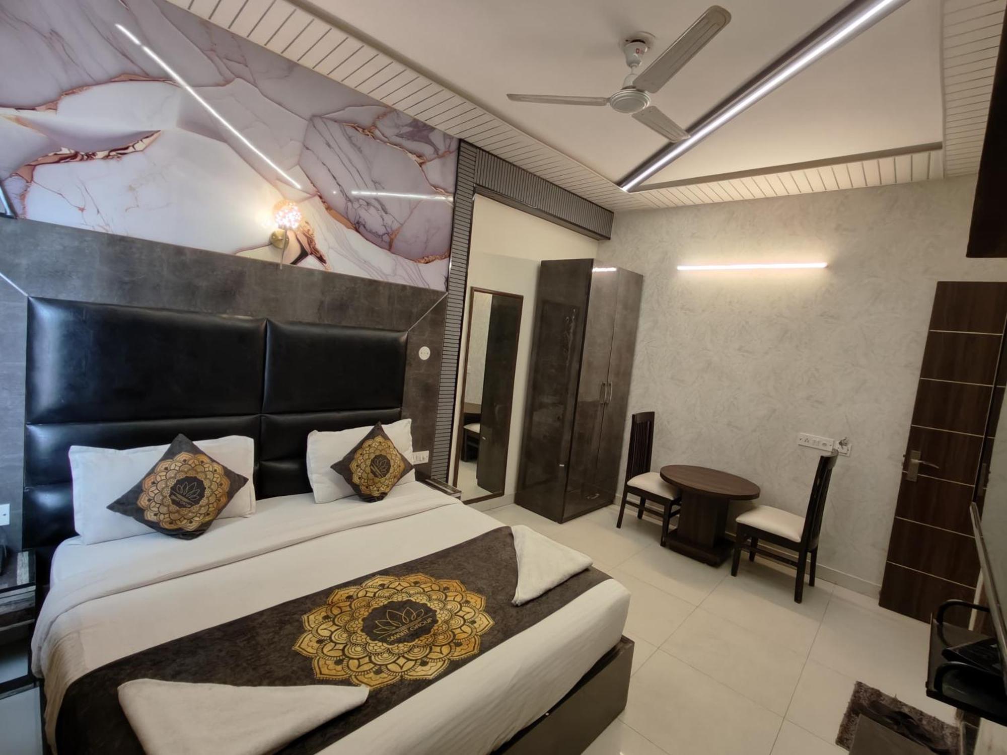 Hotel Smart Plaza Ню Делхи Екстериор снимка
