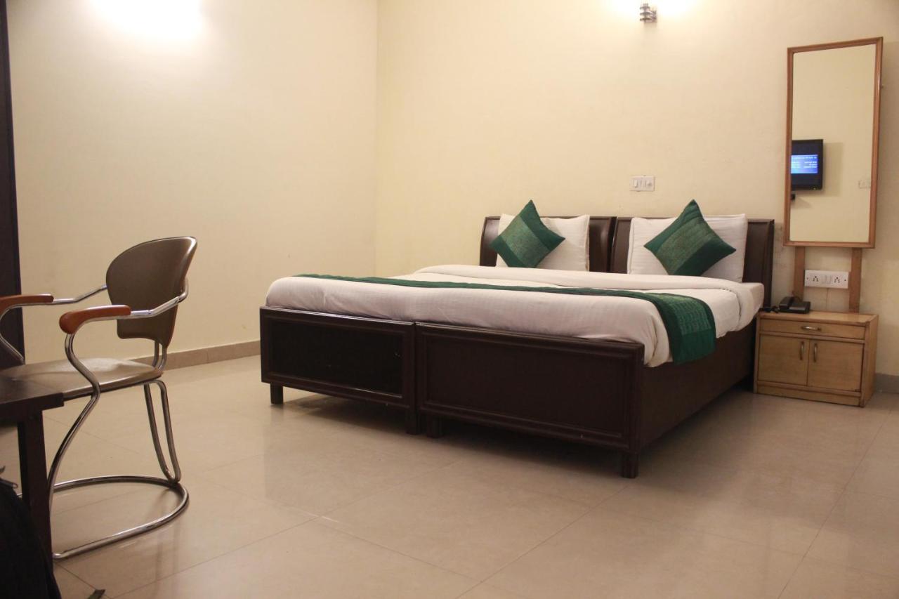 Hotel Smart Plaza Ню Делхи Екстериор снимка