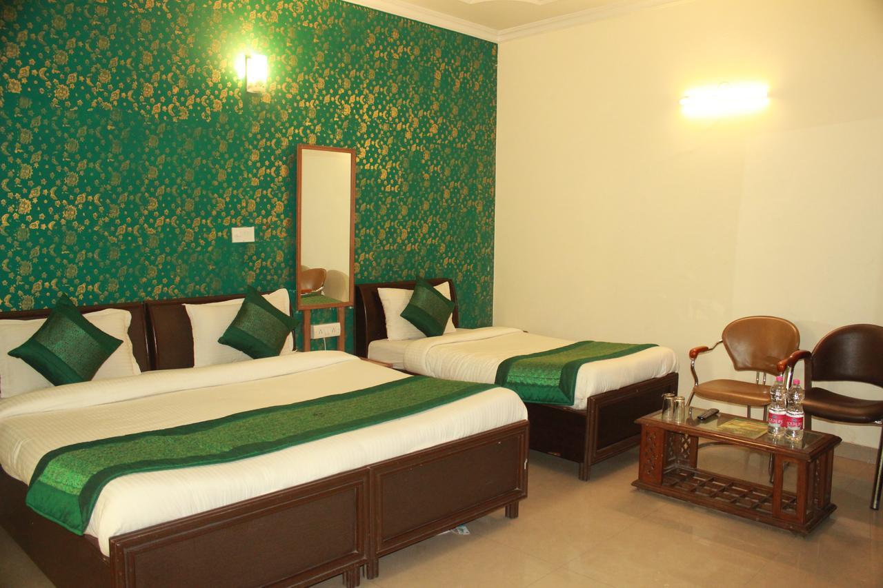 Hotel Smart Plaza Ню Делхи Екстериор снимка