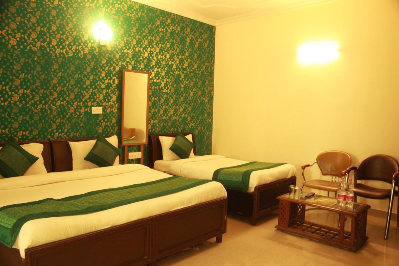 Hotel Smart Plaza Ню Делхи Екстериор снимка