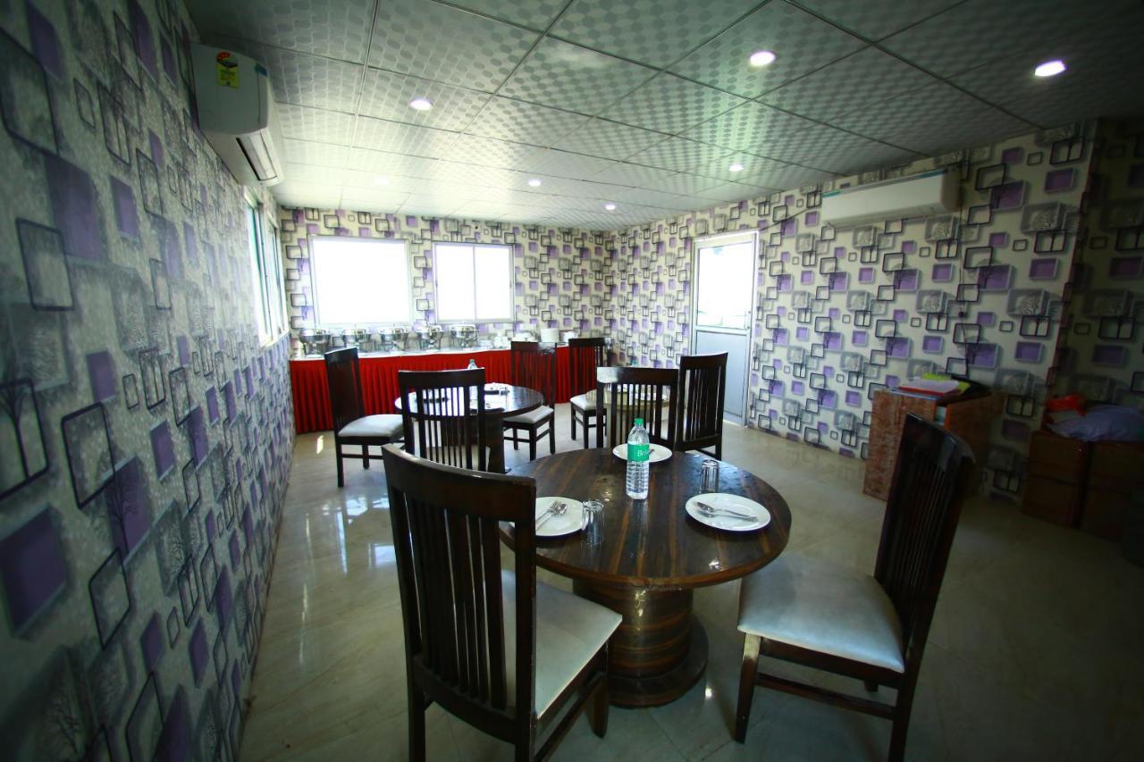 Hotel Smart Plaza Ню Делхи Екстериор снимка