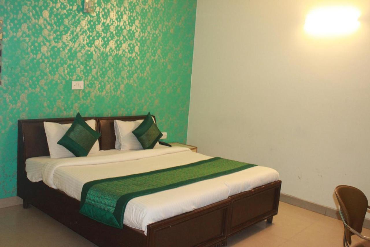 Hotel Smart Plaza Ню Делхи Екстериор снимка
