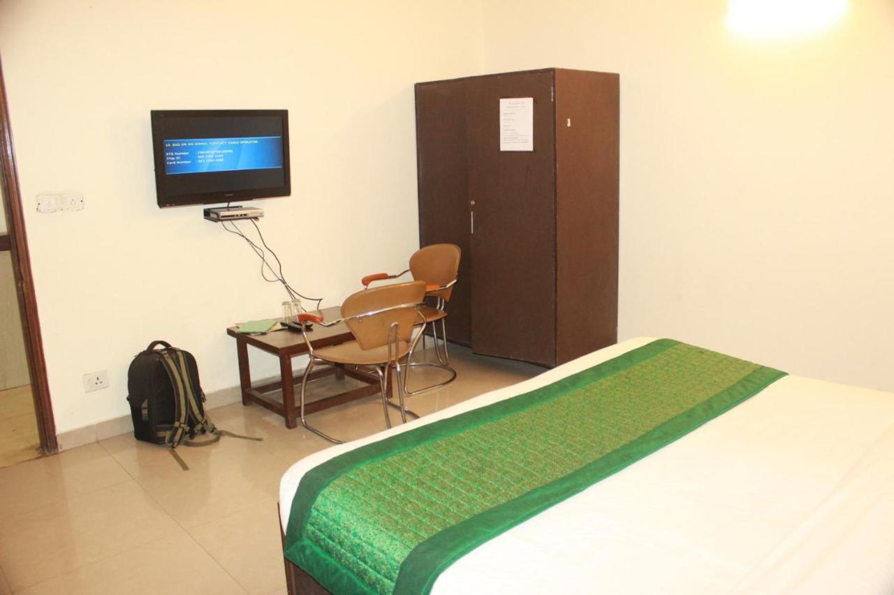 Hotel Smart Plaza Ню Делхи Екстериор снимка