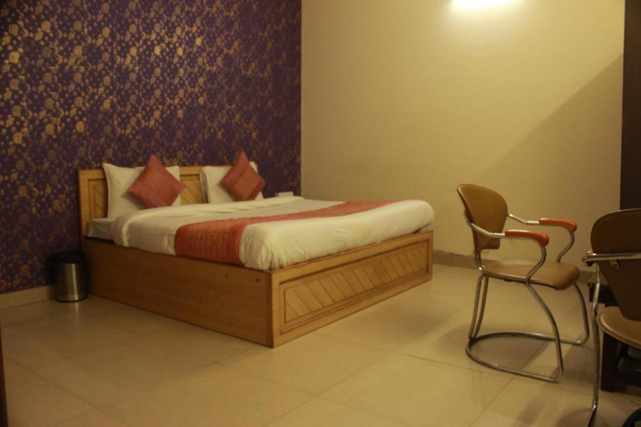 Hotel Smart Plaza Ню Делхи Екстериор снимка