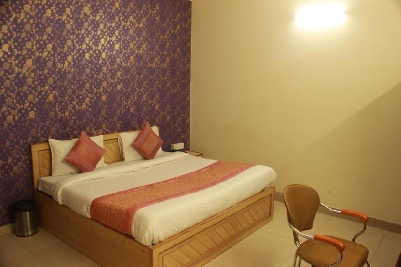 Hotel Smart Plaza Ню Делхи Екстериор снимка